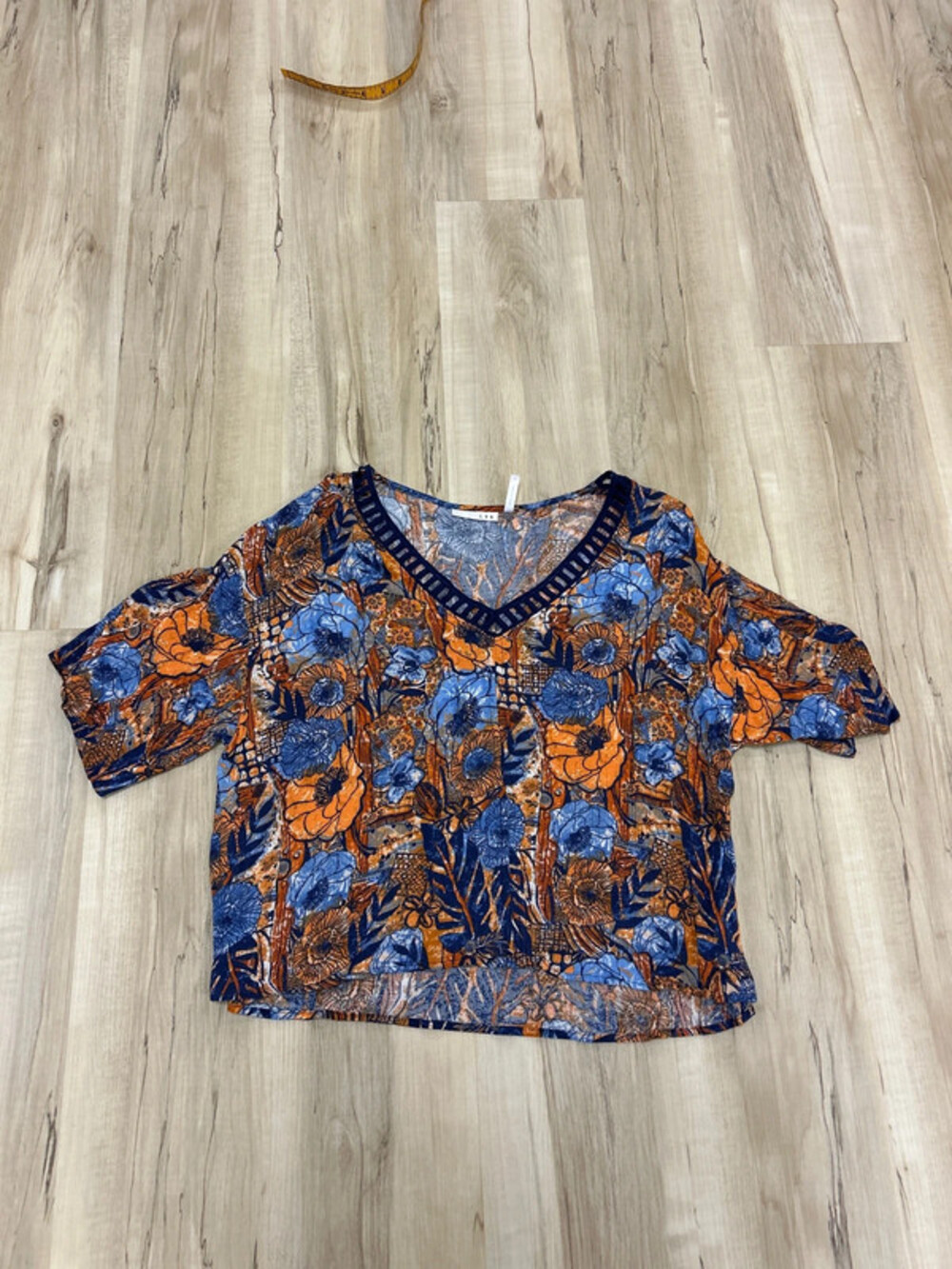 LUQ Boho V-neck floral design women’s top size M